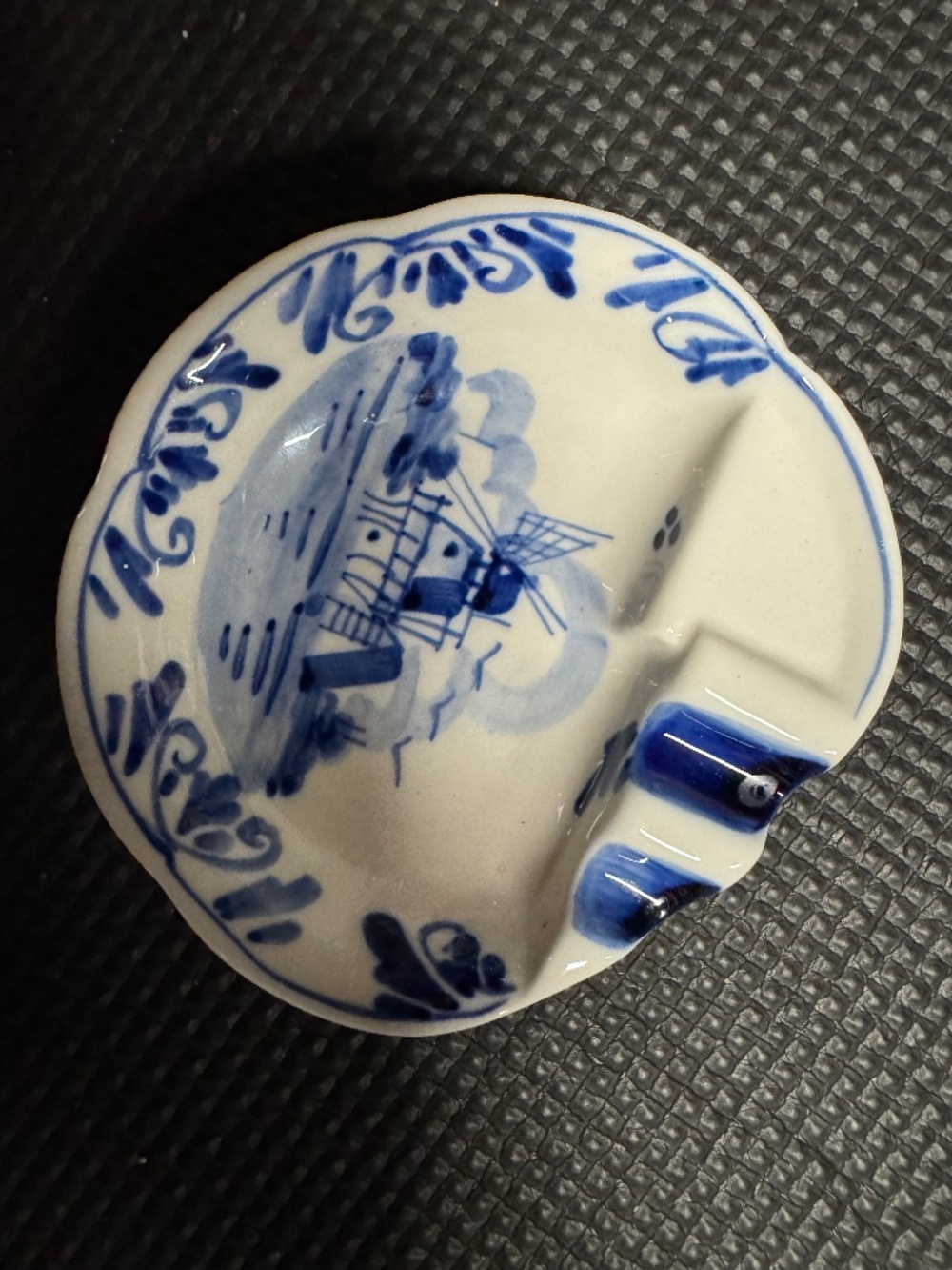 Vintage Delft Blue ceramic ashtray featuring a classic Dutch wind